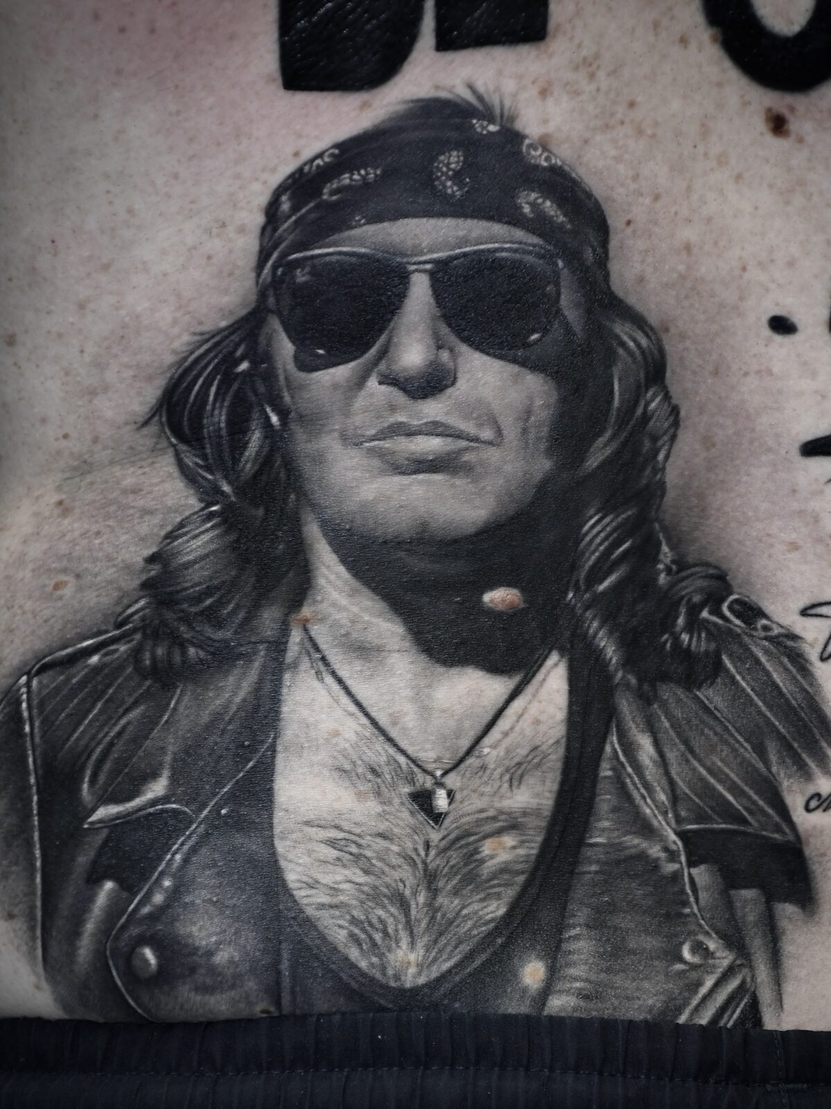 Tatuaggio realistico guarito — ritratto black & grey