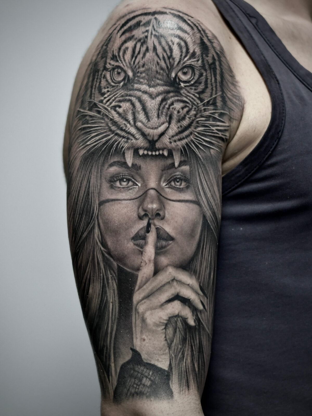 Tatuaggio realistico guarito — donna con tigre