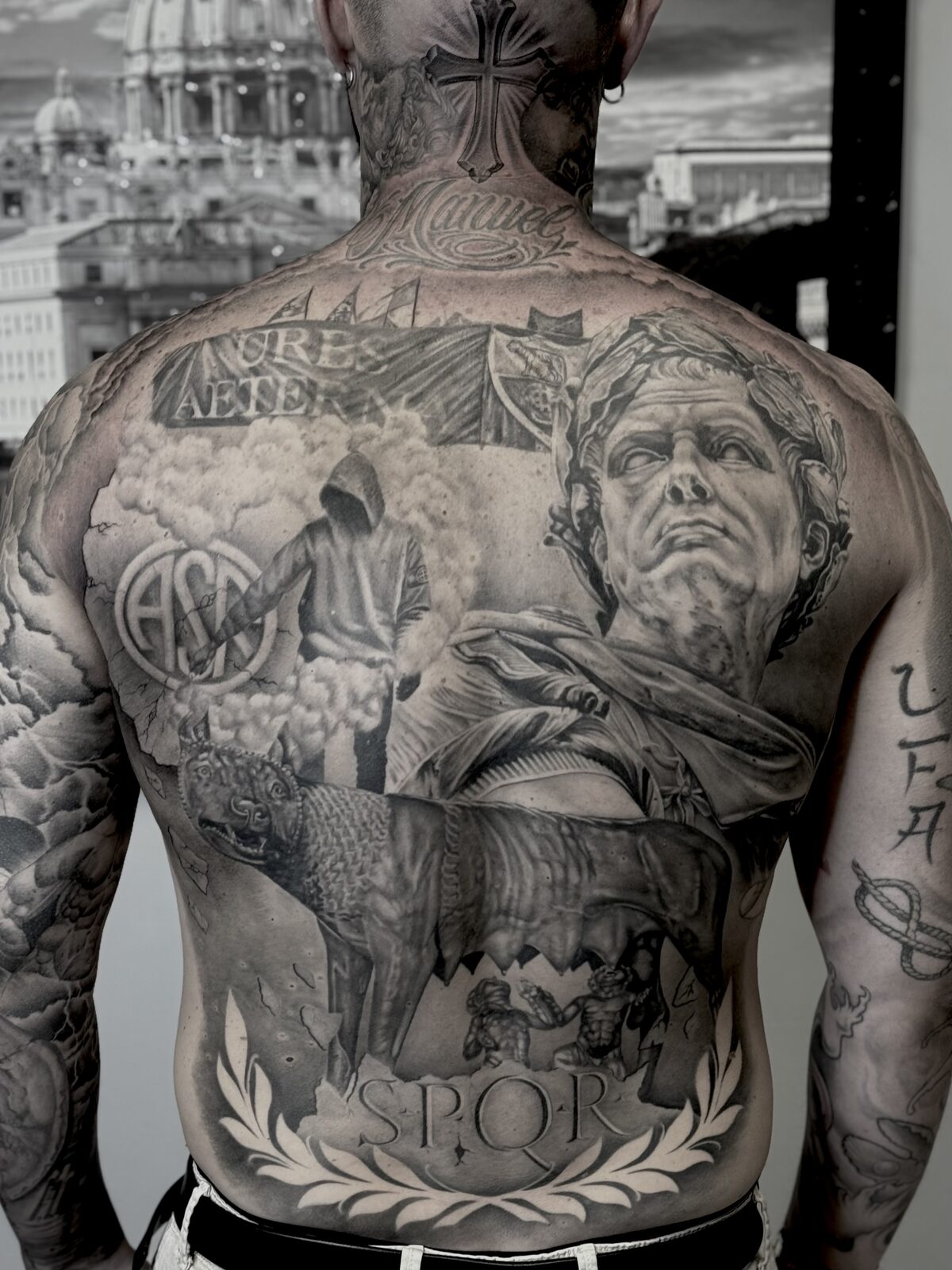 Tatuaggio realistico guarito — opera di Tiziano Novelli